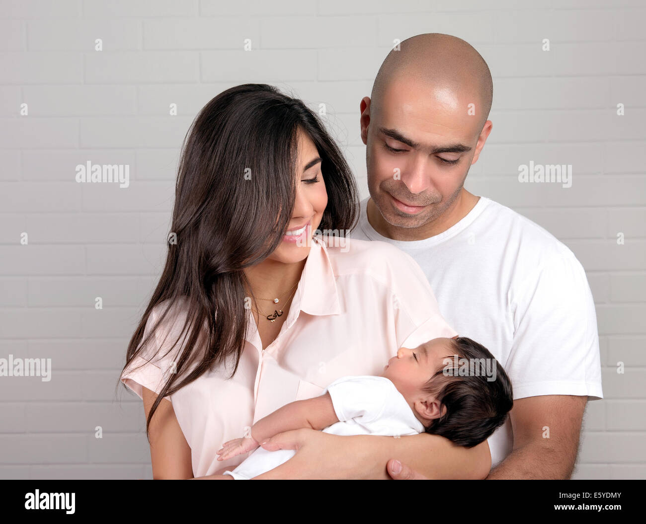 Ritratto di felice famiglia araba a casa, giovani genitori azienda in mani poco dolce neonato, di amore e di felicità concept Foto Stock