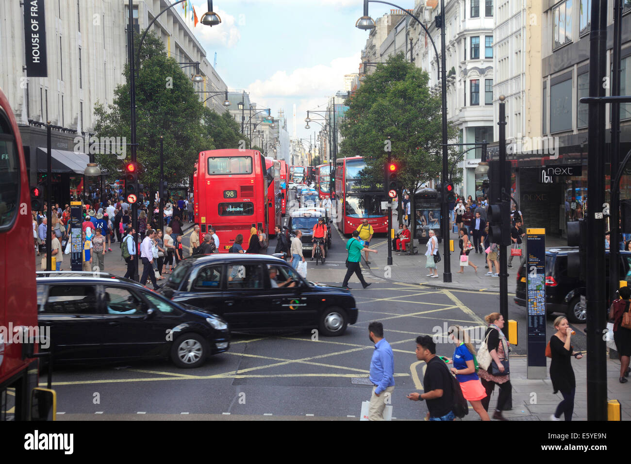 Oxford Street su una intensa giornata d'estate nel West End di Londra Foto Stock