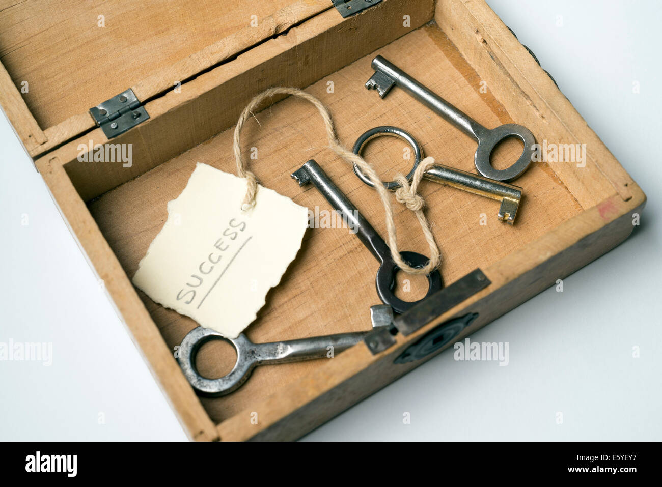 Scatola di legno contenente la chiave per il successo Foto Stock