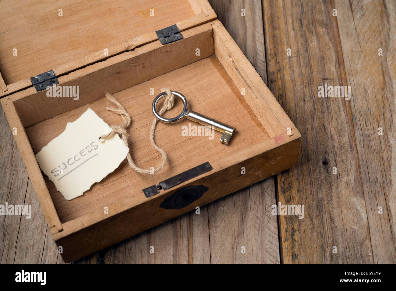 Scatola di legno contenente la chiave per il successo Foto Stock