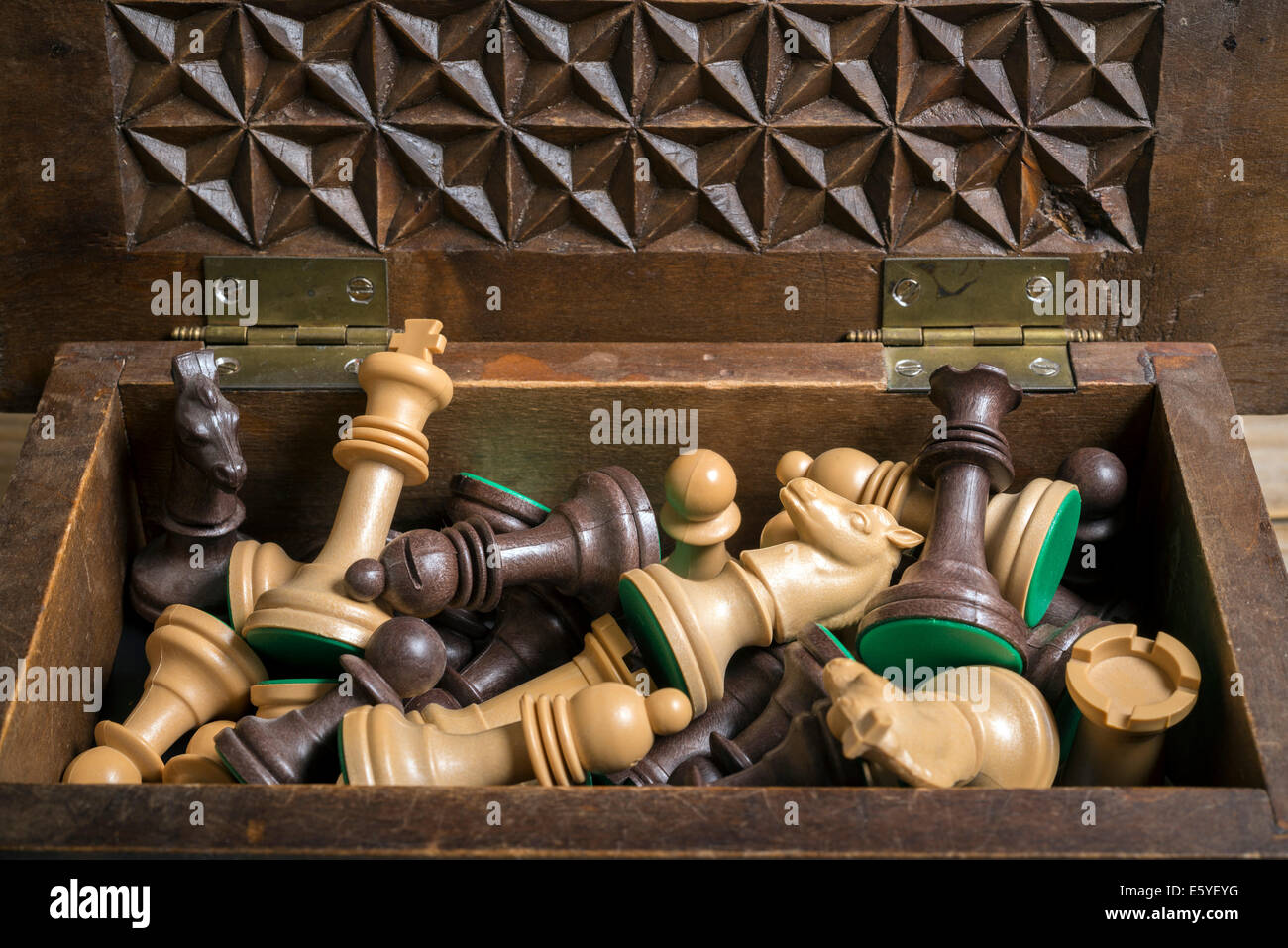 Scatola di legno con figure di scacchi Foto Stock