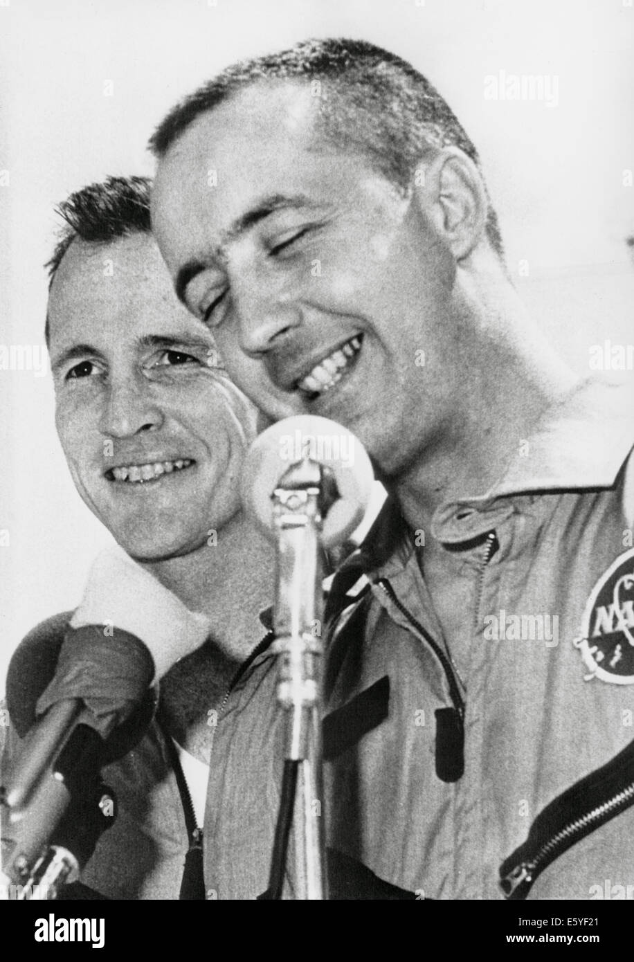 Gli astronauti della NASA James McDivitt (R) e Edward II bianco alla conferenza stampa dopo il completamento della Gemini IV missione spaziale, 1965 Foto Stock