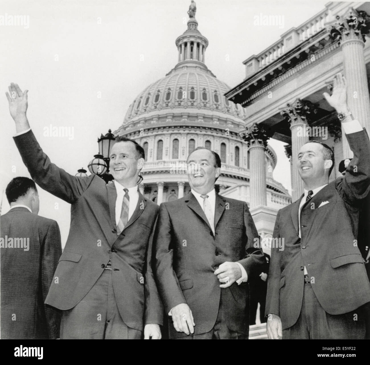 Gli astronauti Edward II bianco (L) e James McDivitt (R) CON GLI STATI UNITI VP Hubert Humphrey sui gradini di Capitol Building, USA, 1965 Foto Stock