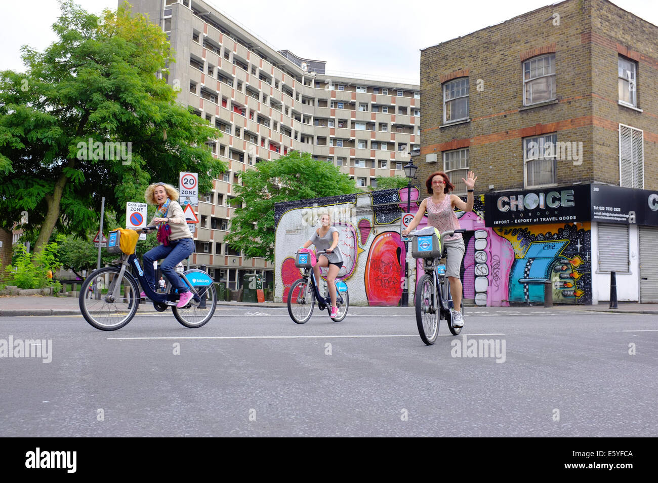 Le donne sul Tour di Londra est su Boris bike Foto Stock