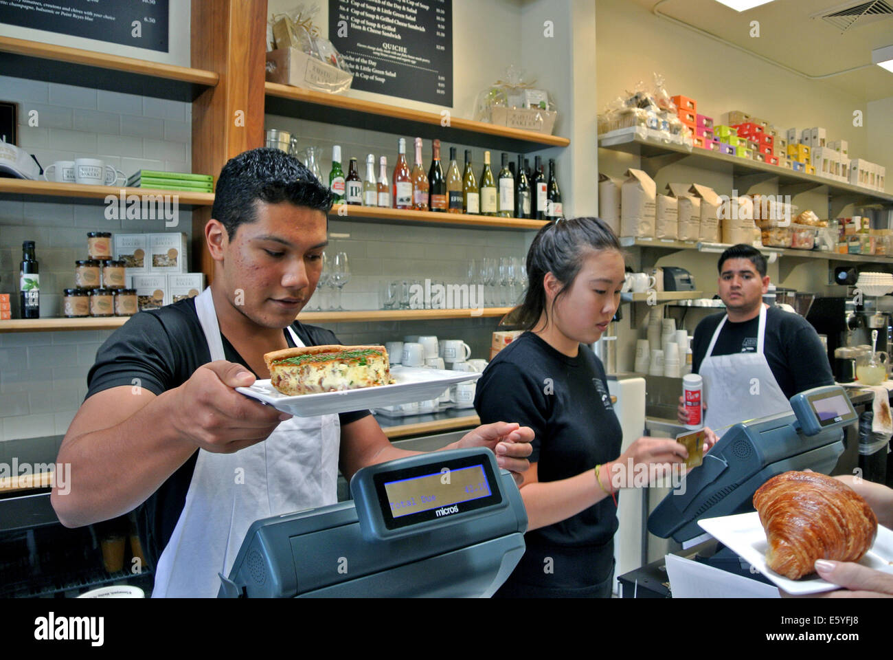 Lavoratori a forno rustico in Larkspur attendere sui clienti Foto Stock