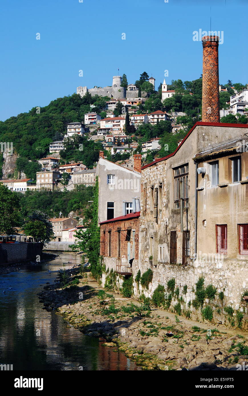 Fiume Rjecina e vista panoramica a Trsat a Rijeka, Croazia Foto Stock