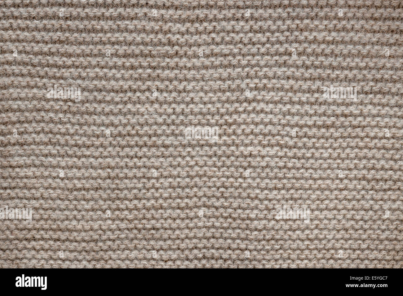 Tessitura a maglia di non tinta marrone naturale lana tessuto a maglia con garter stitch pattern come sfondo Foto Stock