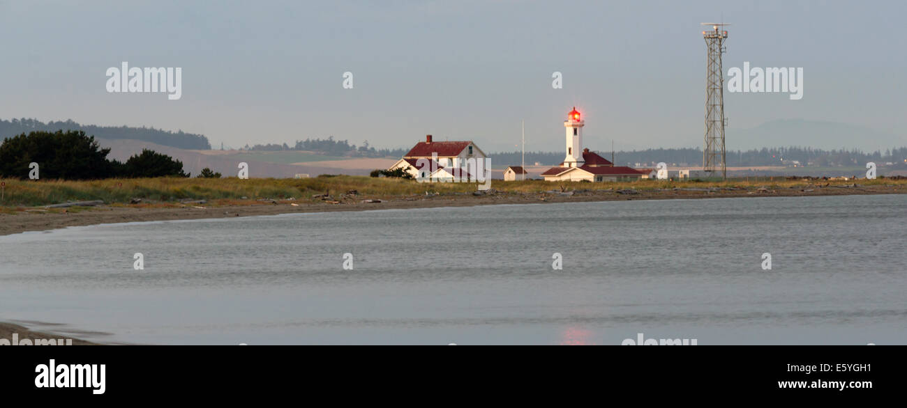 Punto Faro di Wilson brilla di una luce di guida nelle acque del Puget Sound Foto Stock Punto Faro di Wilson brilla di una luce di guida nelle acque del Puget Sound Foto Stock