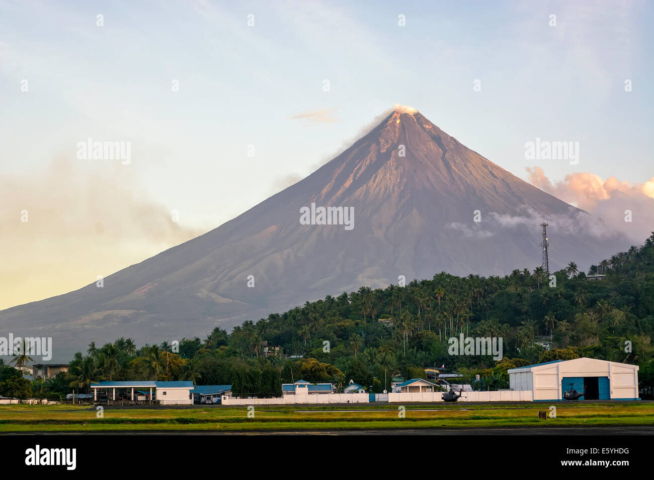 Il perfetto cono del Vulcano Mayon, a sud di Luzon, Filippine Foto Stock