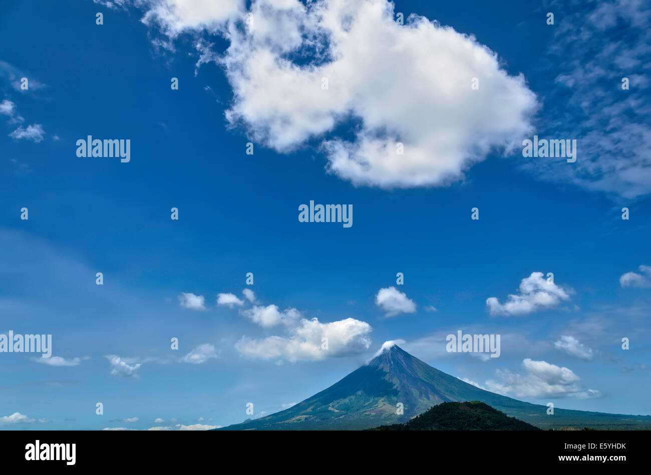 Il perfetto cono del Vulcano Mayon, a sud di Luzon, Filippine Foto Stock