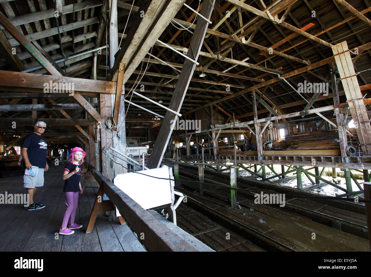 (140809) -- Vancouver (Canada), e il Agosto 9, 2014 (Xinhua) -- residenti visitare un vecchio cantiere maritime festival di Steveston villaggio di Richmond, Canada, e il Agosto 8, 2014. Xi Richmond festival marittimo ha presentato una vasta gamma di reperti marittimi per riflettere la storia marittima e celebrare il patrimonio della città. (Xinhua Liang/Sen) Foto Stock