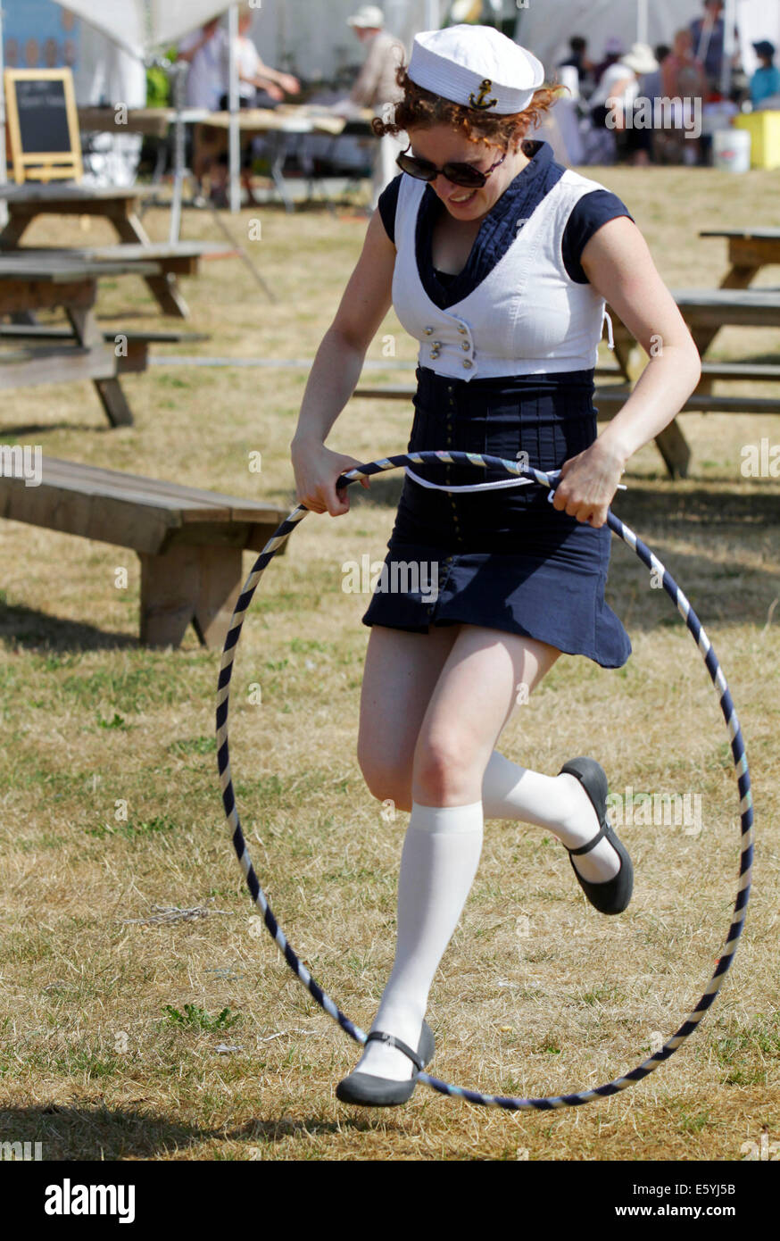 (140809) -- Vancouver (Canada), e il Agosto 9, 2014 (Xinhua) -- un esecutore esegue hula hoop presso il festival marittimo nel villaggio di Steveston di Richmond, Canada, e il Agosto 8, 2014. Xi Richmond festival marittimo ha presentato una vasta gamma di reperti marittimi per riflettere la storia marittima e celebrare il patrimonio della città. (Xinhua Liang/Sen) Foto Stock