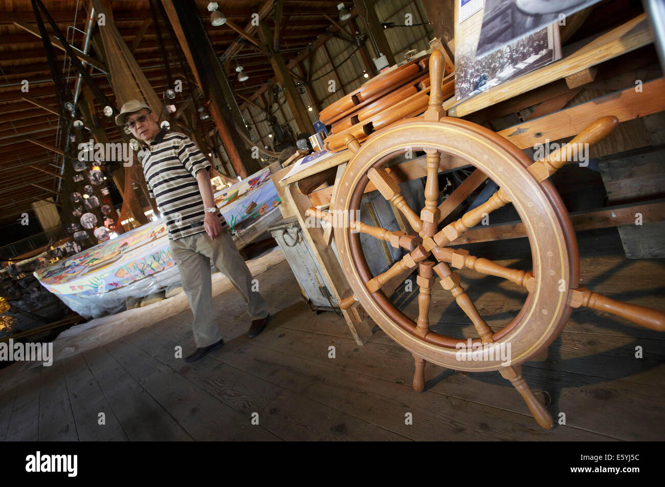 (140809) -- Vancouver (Canada), e il Agosto 9, 2014 (Xinhua) -- Un residente in visita a un cerchione ruota facendo fabbrica presso il festival marittimo nel villaggio di Steveston di Richmond, Canada, e il Agosto 8, 2014. Xi Richmond festival marittimo ha presentato una vasta gamma di reperti marittimi per riflettere la storia marittima e celebrare il patrimonio della città. (Xinhua Liang/Sen) Foto Stock