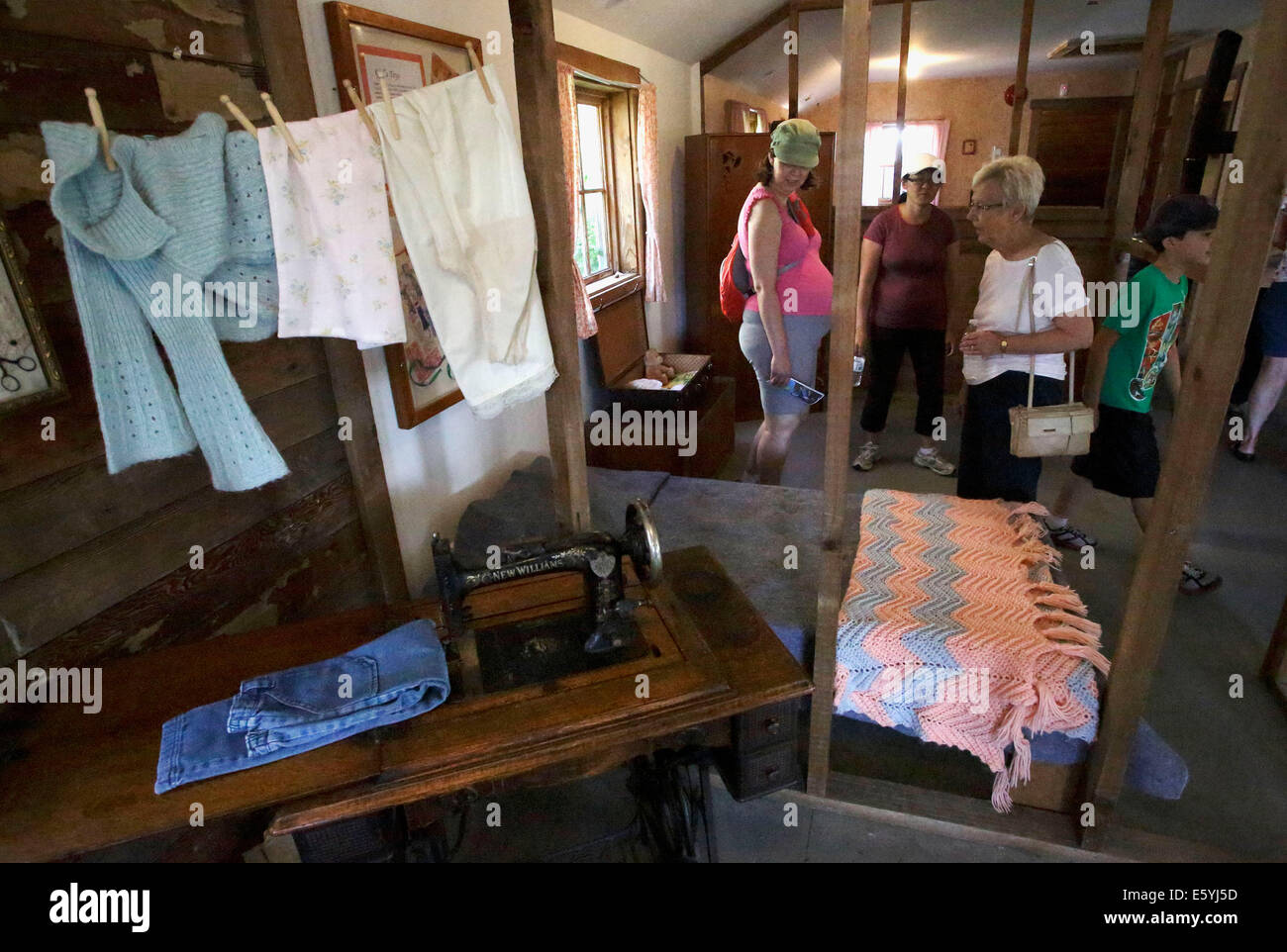 (140809) -- Vancouver (Canada), e il Agosto 9, 2014 (Xinhua) - visitatori visitare un museo che illustra la vita dei pescatori nei tempi antichi presso il festival marittimo nel villaggio di Steveston di Richmond, Canada, e il Agosto 8, 2014. Xi Richmond festival marittimo ha presentato una vasta gamma di reperti marittimi per riflettere la storia marittima e celebrare il patrimonio della città. (Xinhua Liang/Sen) Foto Stock