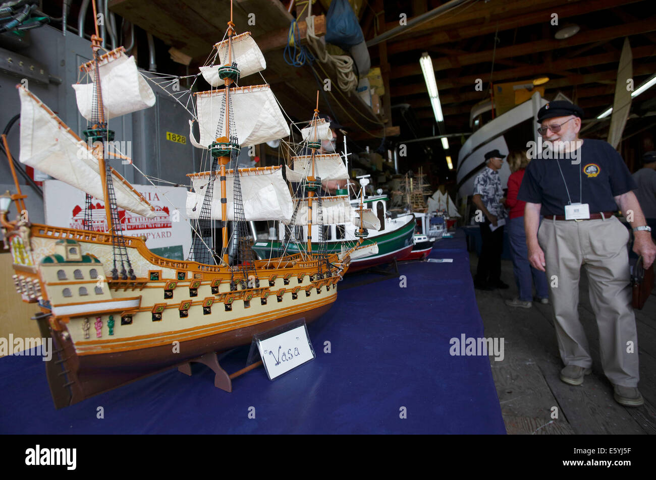 (140809) -- Vancouver (Canada), e il Agosto 9, 2014 (Xinhua) -- Un residente guarda a modelli di navi presso il festival marittimo nel villaggio di Steveston di Richmond, Canada, e il Agosto 8, 2014. Xi Richmond festival marittimo ha presentato una vasta gamma di reperti marittimi per riflettere la storia marittima e celebrare il patrimonio della città. (Xinhua Liang/Sen) Foto Stock