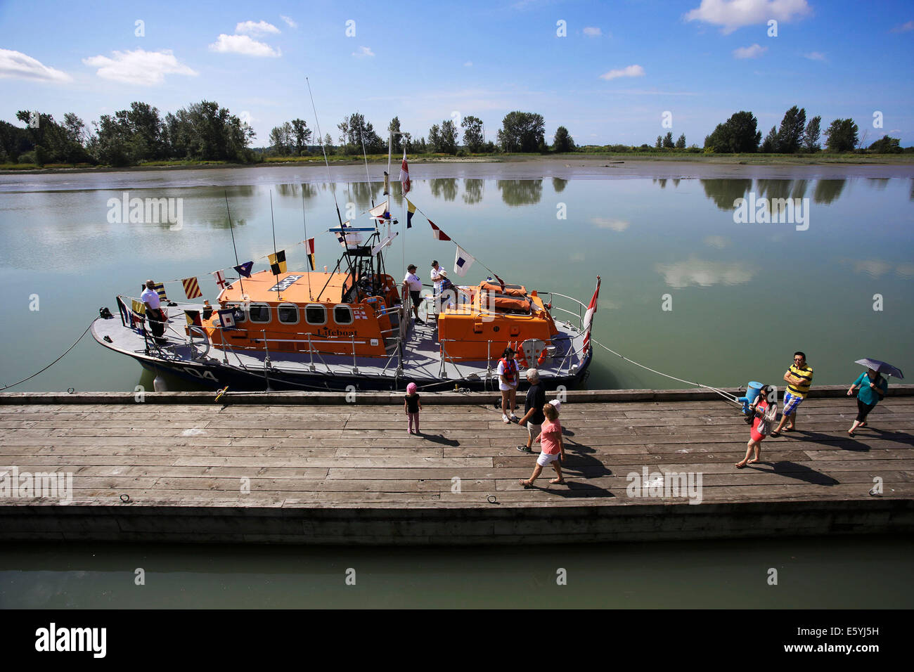 (140809) -- Vancouver (Canada), e il Agosto 9, 2014 (Xinhua) - Visitatori guardare il display della nave presso il festival marittimo nel villaggio di Steveston di Richmond, Canada, e il Agosto 8, 2014. Xi Richmond festival marittimo ha presentato una vasta gamma di reperti marittimi per riflettere la storia marittima e celebrare il patrimonio della città. (Xinhua Liang/Sen) Foto Stock