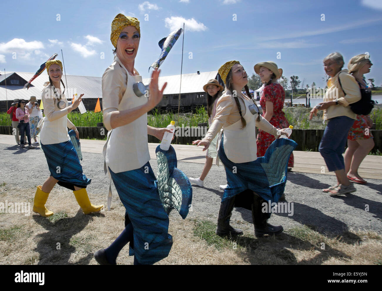 (140809) -- Vancouver (Canada), e il Agosto 9, 2014 (Xinhua) -- Gli esecutori sono vestiti come sirene presso il festival marittimo nel villaggio di Steveston di Richmond, Canada, e il Agosto 8, 2014. Xi Richmond festival marittimo ha presentato una vasta gamma di reperti marittimi per riflettere la storia marittima e celebrare il patrimonio della città. (Xinhua Liang/Sen) Foto Stock