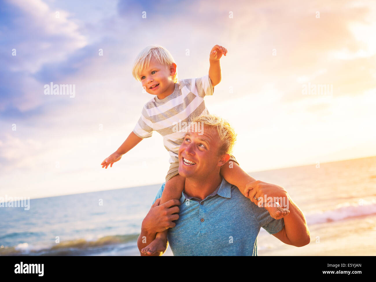 Il padre e il figlio INSIEME GIOCANDO Foto Stock