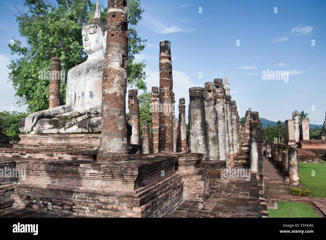 Antiche statue di Buddha la linea dei viali del parco storico di Sukhothai, Thailandia. scenic sukhothai parco storico con antiche reliquie buddhiste Foto Stock