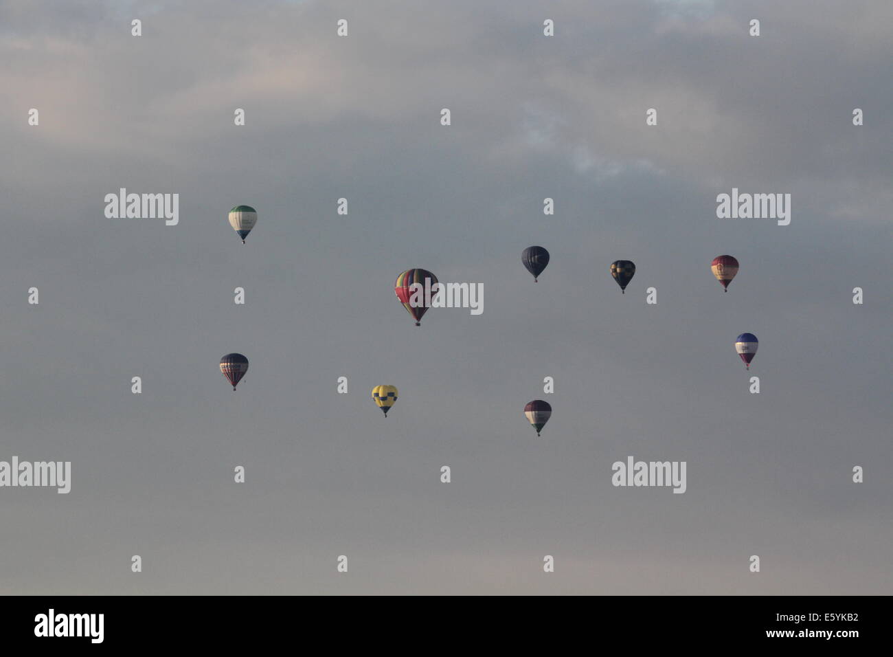 Bristol, Regno Unito. Il 9 agosto, 2014. I palloni ad aria calda in volo al Bristol Balloon Fiesta a Bristol, Regno Unito sabato 9 agosto 2014 Credit: Samuel Taylor/Alamy Live News Foto Stock