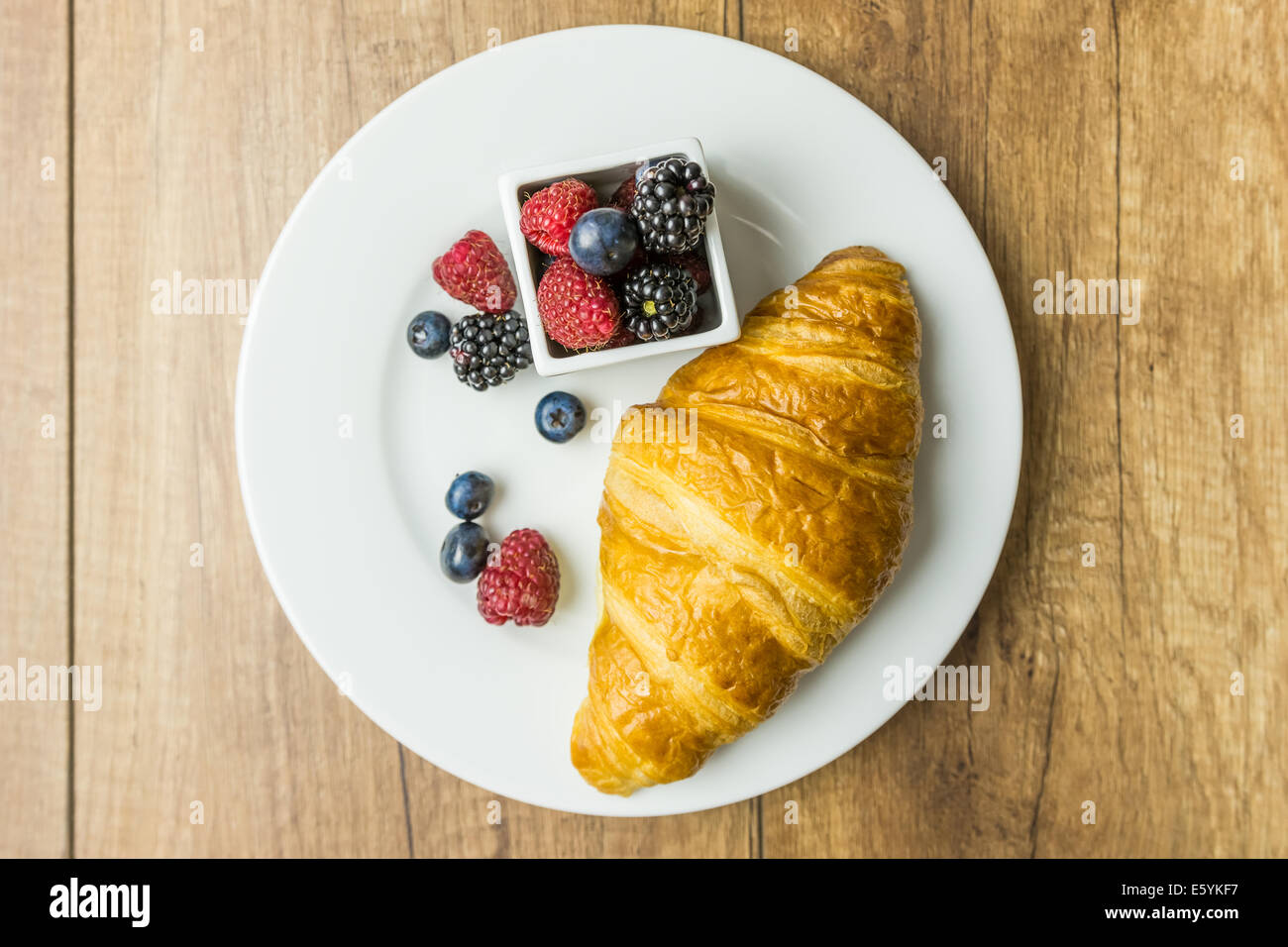 Croissant e frutta fresca prima colazione Foto Stock