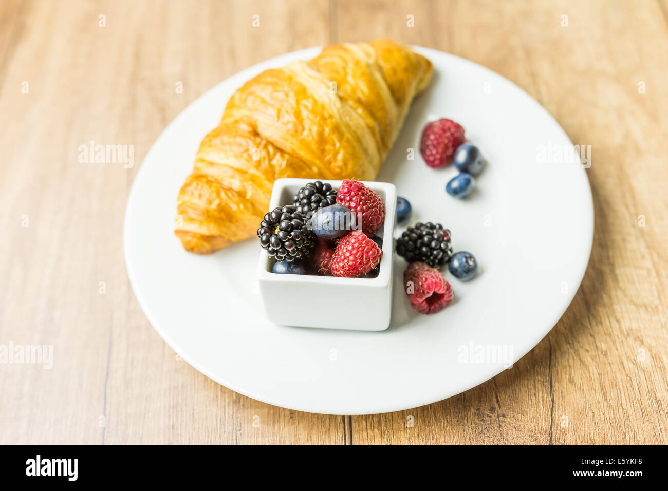 Croissant e frutta fresca prima colazione Foto Stock