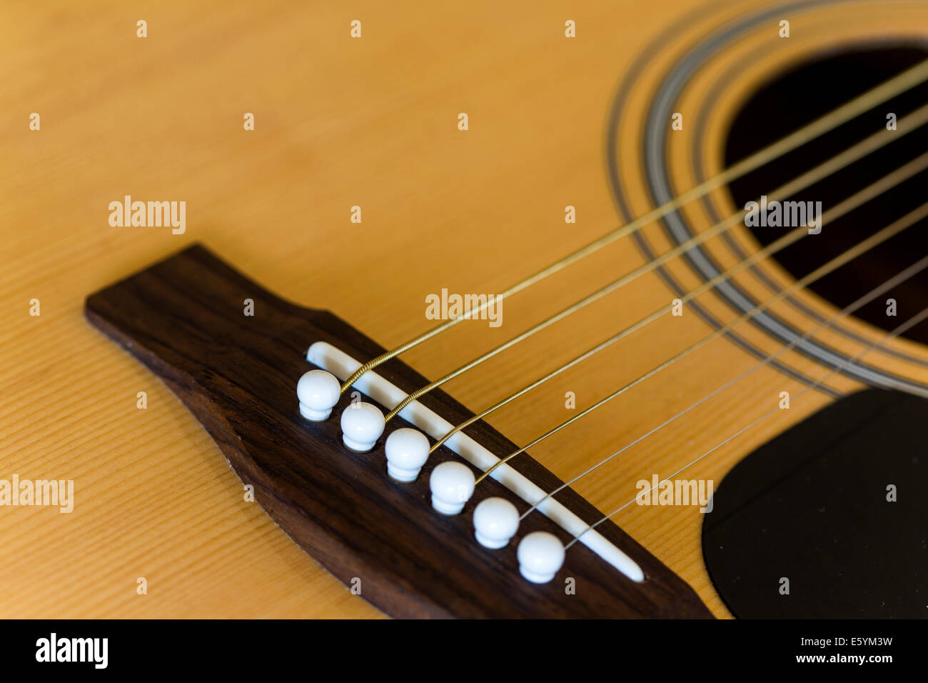 Dettaglio della chitarra acustica Foto Stock