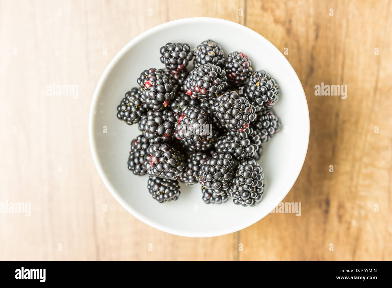 Blackberry freschi frutti nella ciotola bianco Foto Stock