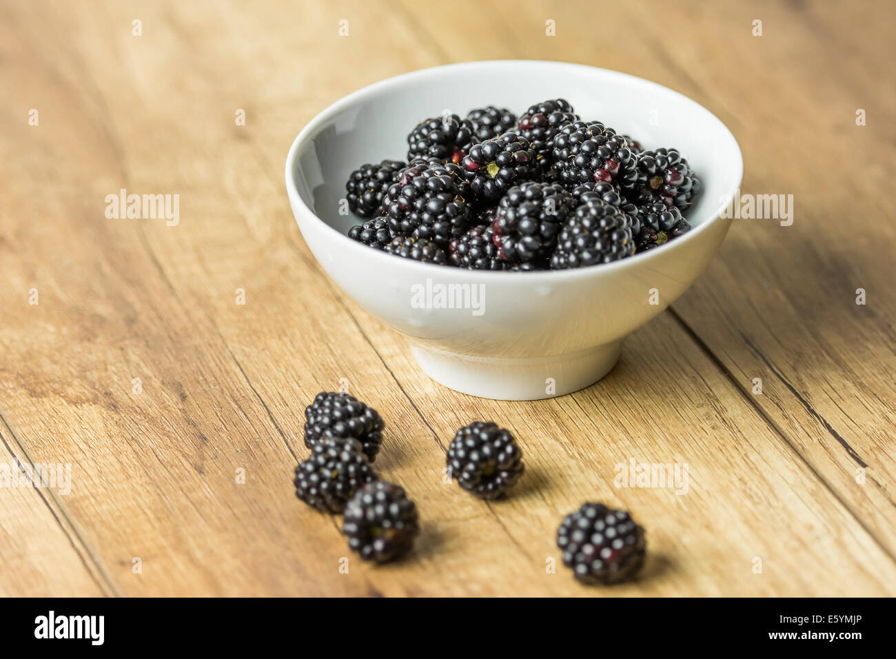 Blackberry freschi frutti nella ciotola bianco Foto Stock