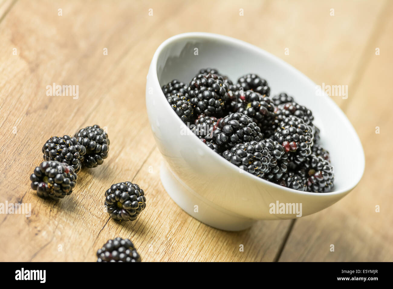 Blackberry freschi frutti nella ciotola bianco Foto Stock