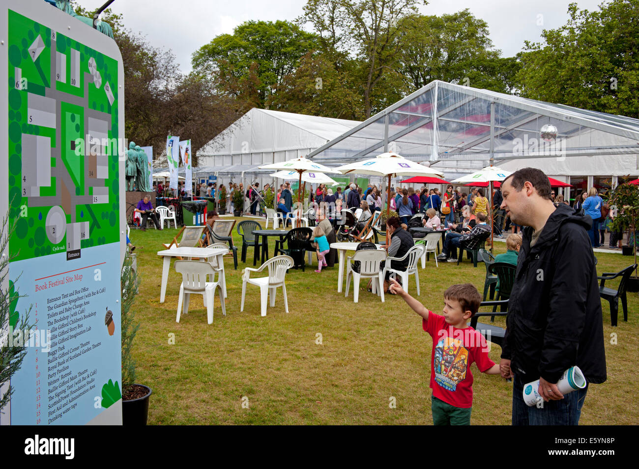 Edimburgo, Scozia, Regno Unito, 9 agosto 2014, giorno di apertura di Edinburgh Book Festival, Charlotte Square. Ai visitatori di rilassarsi nei giardini durante la visione di Edimburgo banda Samba e visualizzare la mappa per trovare il loro senso intorno al festival. Foto Stock