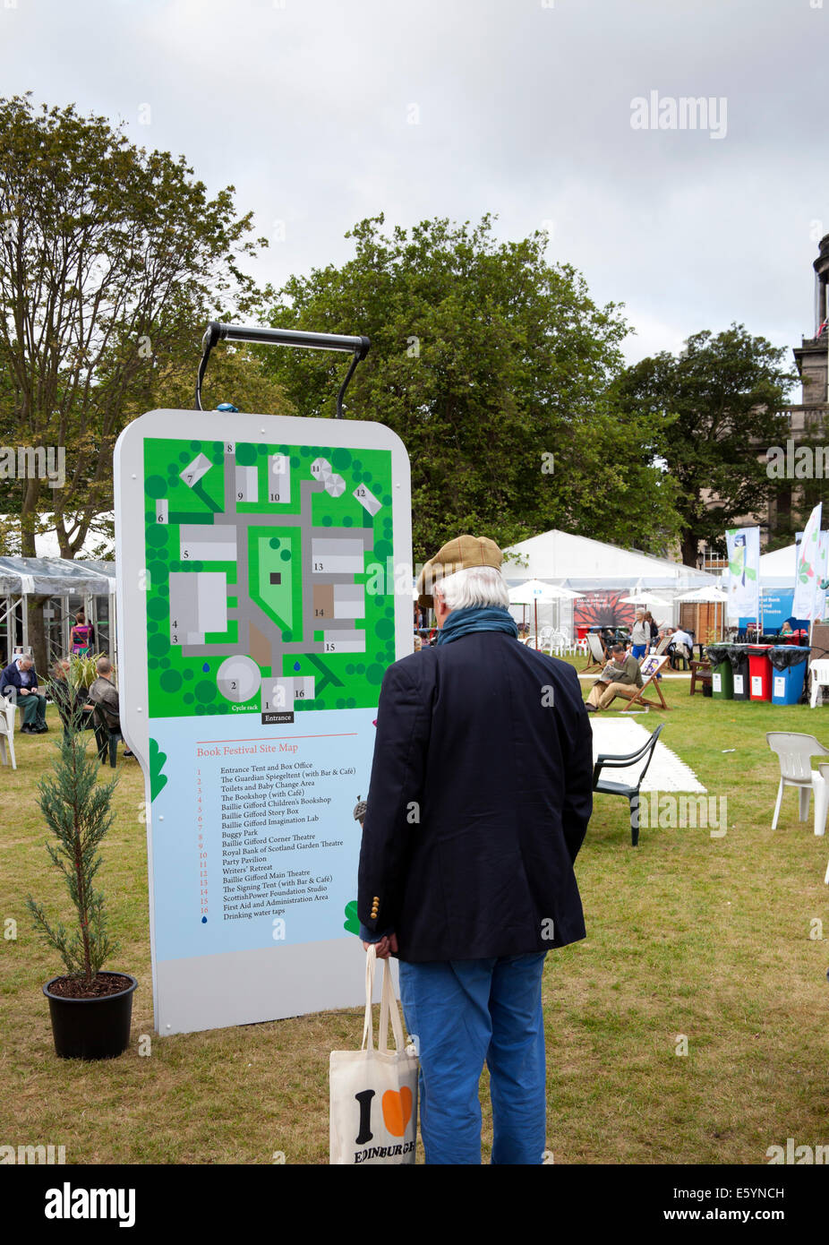 Edimburgo, Scozia, Regno Unito, 9 agosto 2014, giorno di apertura di Edinburgh Book Festival, Charlotte Square. Ai visitatori di rilassarsi nei giardini durante la visione di Edimburgo banda Samba e visualizzare la mappa per trovare il loro senso intorno al festival. Foto Stock