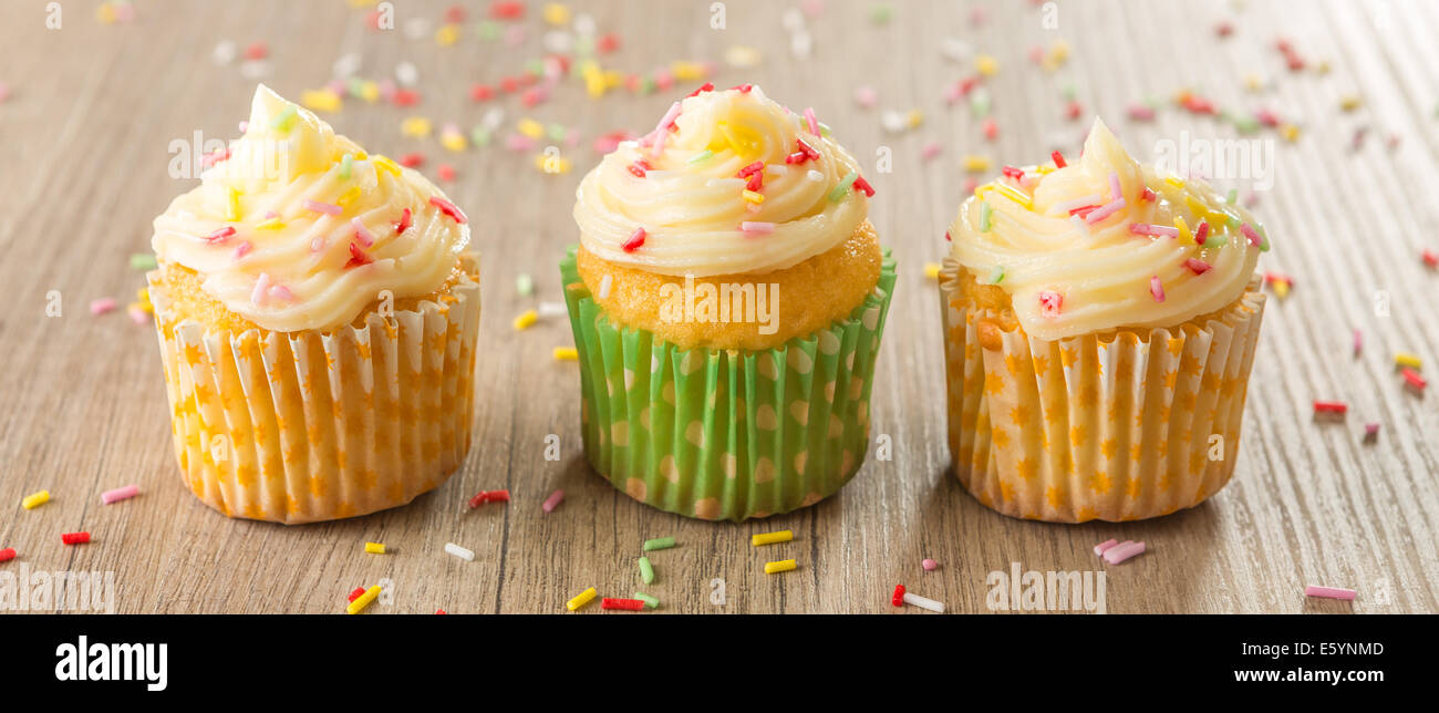 Tortini colorati smerigliati con una varietà di sapori di glassa Foto Stock