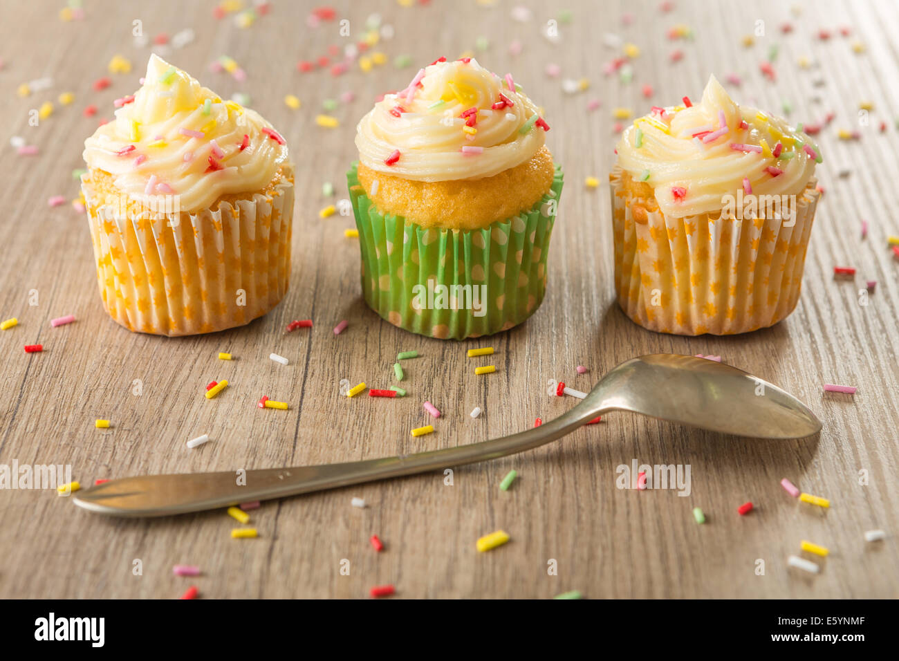 Tortini colorati smerigliati con una varietà di sapori di glassa Foto Stock