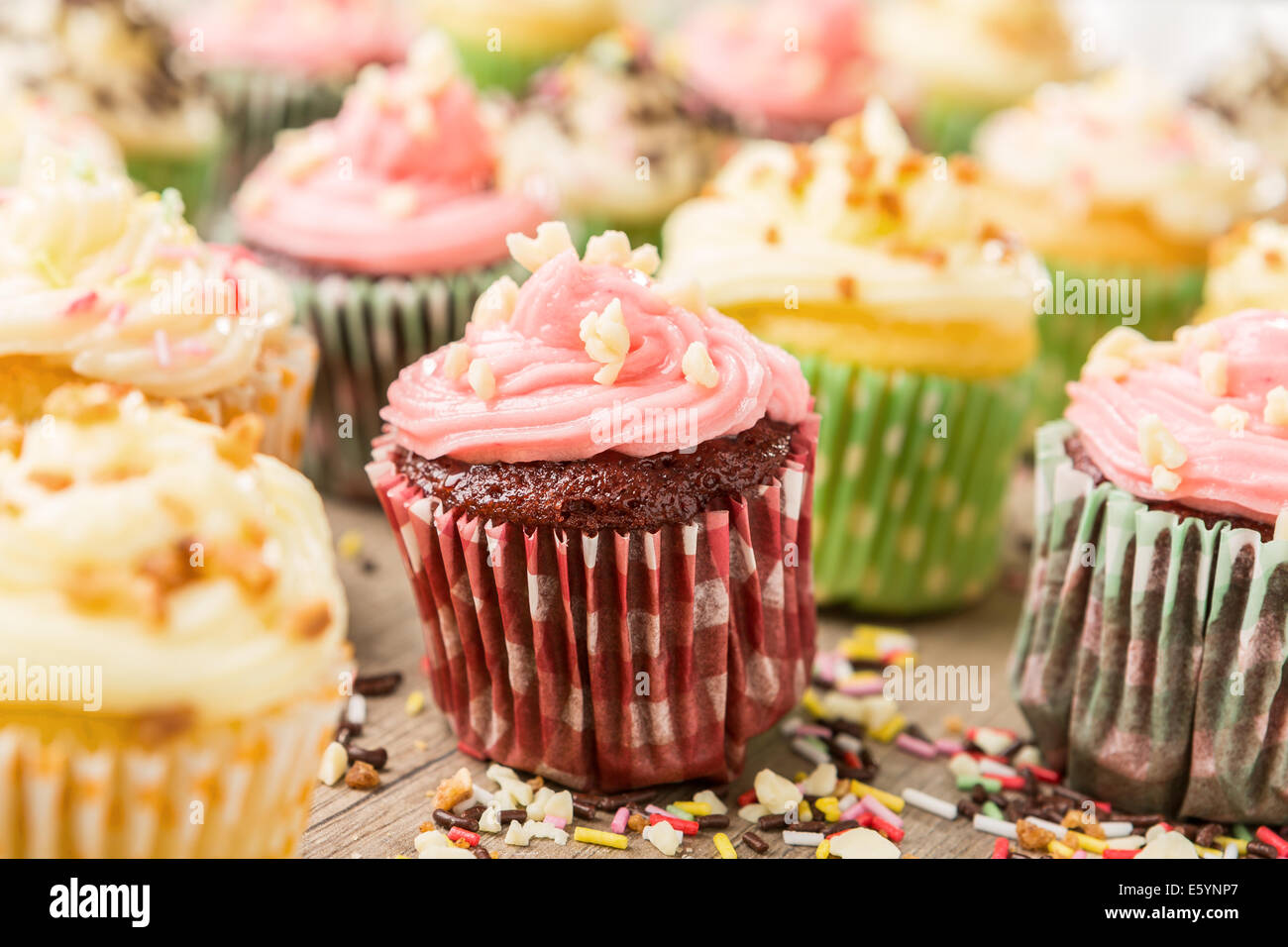 Tortini colorati smerigliati con una varietà di sapori di glassa Foto Stock