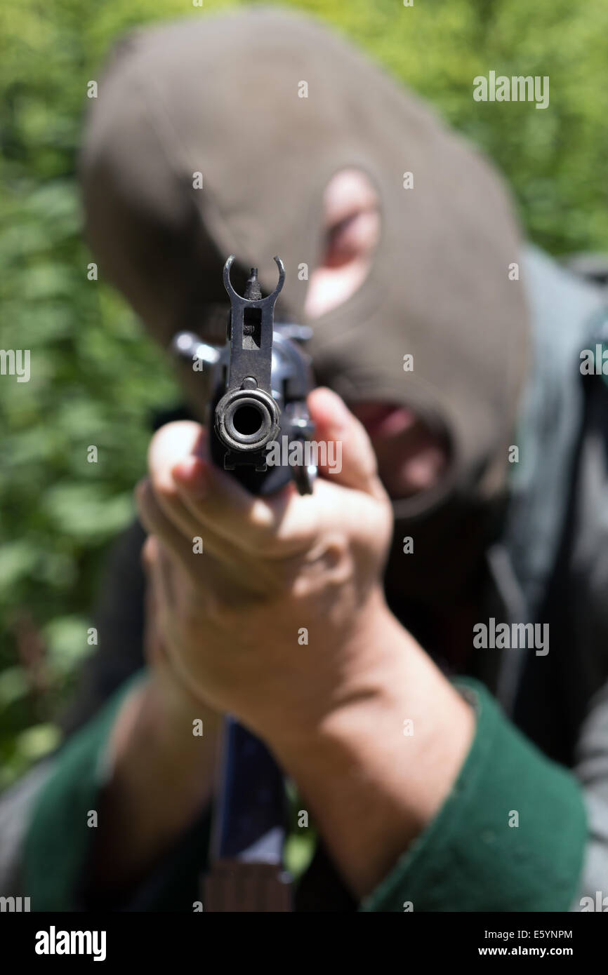Soldato con passamontagna dispositivo di puntamento con macchina automatica Foto Stock