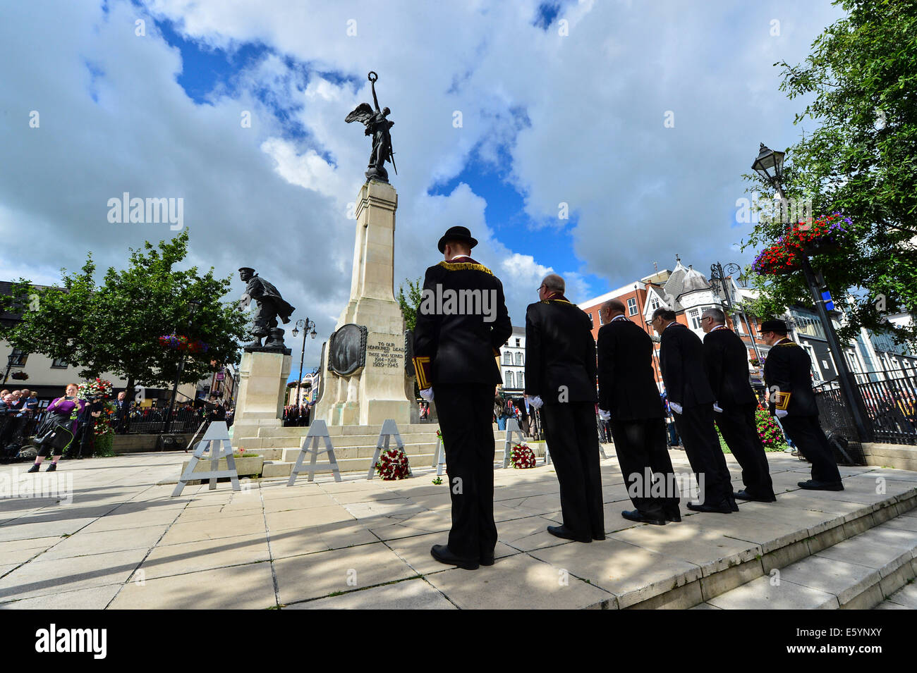 Derry, Londonderry, Irlanda del Nord. Il 9 agosto, 2014. Apprentice Boys parata annuale. Il Comitato generale del Apprentice Boys di Derry posa corone presso il Cenotafio. Una stima di 10.000 Apprentice Boys, bande e gli spettatori hanno assistito al 325º anniversario del rilievo di Derry commemorazione. Credito: George Sweeney / Alamy Live News Foto Stock