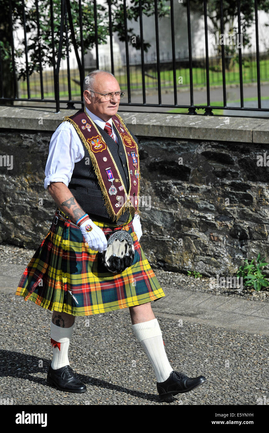 Derry, Londonderry, Irlanda del Nord. Il 9 agosto, 2014. Il Genitore Club della Apprentice Boys di Derry marciando su Derry ha le pareti prima della sfilata principale. Una stima di 10.000 Apprentice Boys, bande e gli spettatori hanno assistito al 325º anniversario del rilievo di Derry commemorazione. Credito: George Sweeney / Alamy Live News Foto Stock