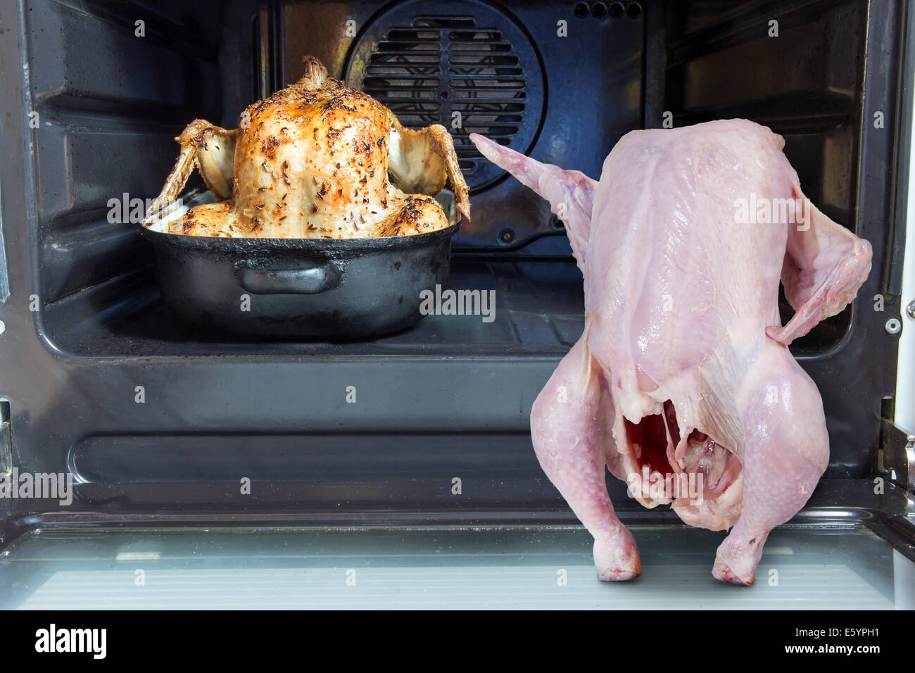 Il pollo crudo mostra a un pollo arrosto in forno Foto Stock