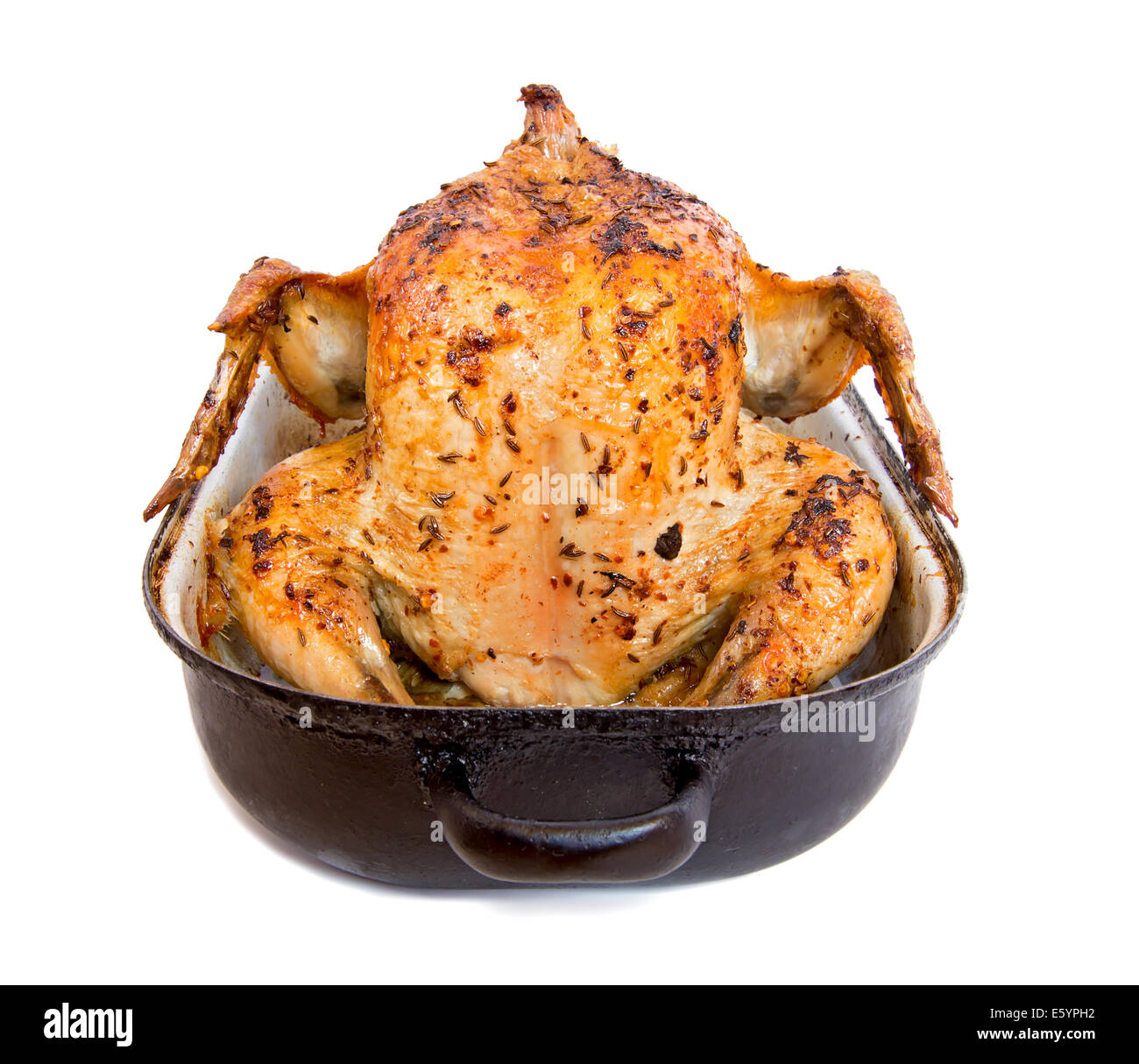 Il pollo al forno in una teglia su sfondo bianco Foto Stock