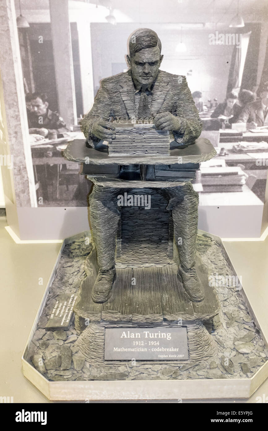Statua a grandezza naturale di Alan Turing seduti ad un enigma cipher macchina da Stephen bollitore (2007) a Bletchley Park Foto Stock