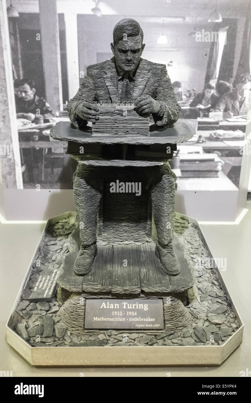 Statua a grandezza naturale di Alan Turing seduti ad un enigma cipher macchina da Stephen bollitore (2007) a Bletchley Park Foto Stock