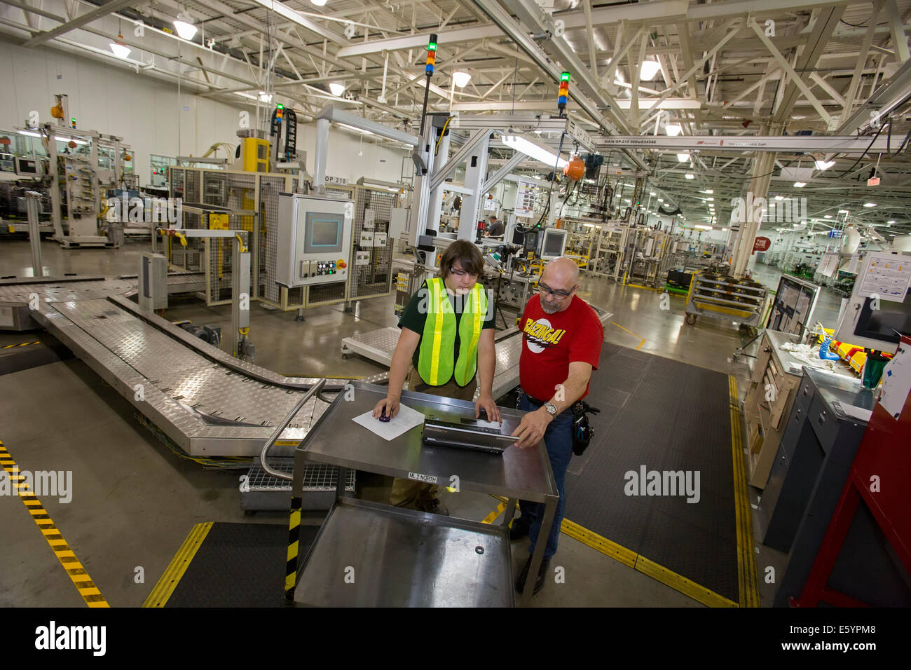 Toledo, Ohio - studente tirocinante presso General Motors fabbrica. Foto Stock