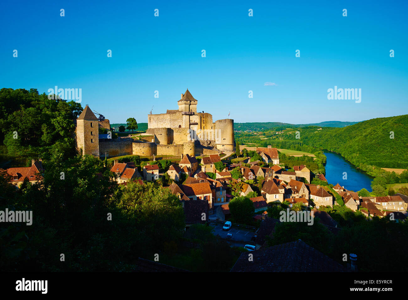 Francia Aquitania Dordogne, Perigord Noir, valle della Dordogna, Castelnaud la Chapelle, fiume Dordogne, il castello di Castelnaud Foto Stock