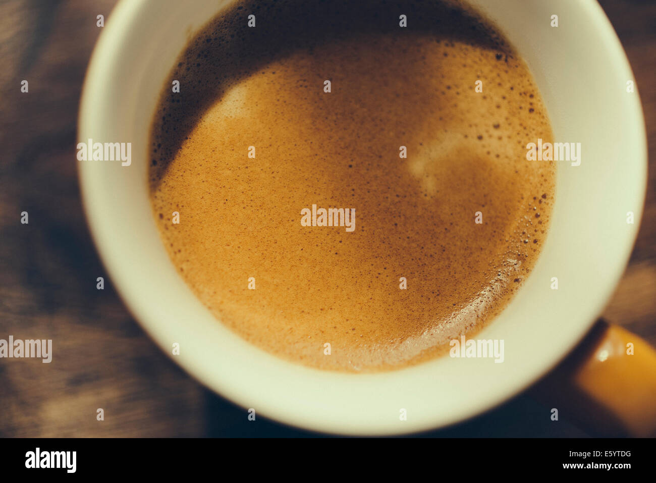 Caffè espresso vicino fino in una coppa vintage, trasformati con l'Annata Pellicola Istante filtro per un look rétro. Foto Stock