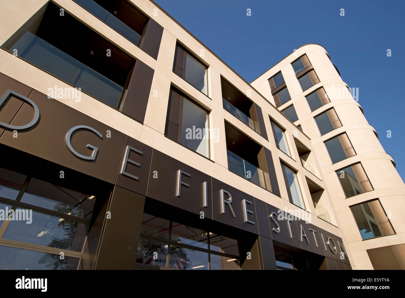 Alloggiamento moderno sviluppo centro città di cambridge la stazione dei vigili del fuoco Foto Stock
