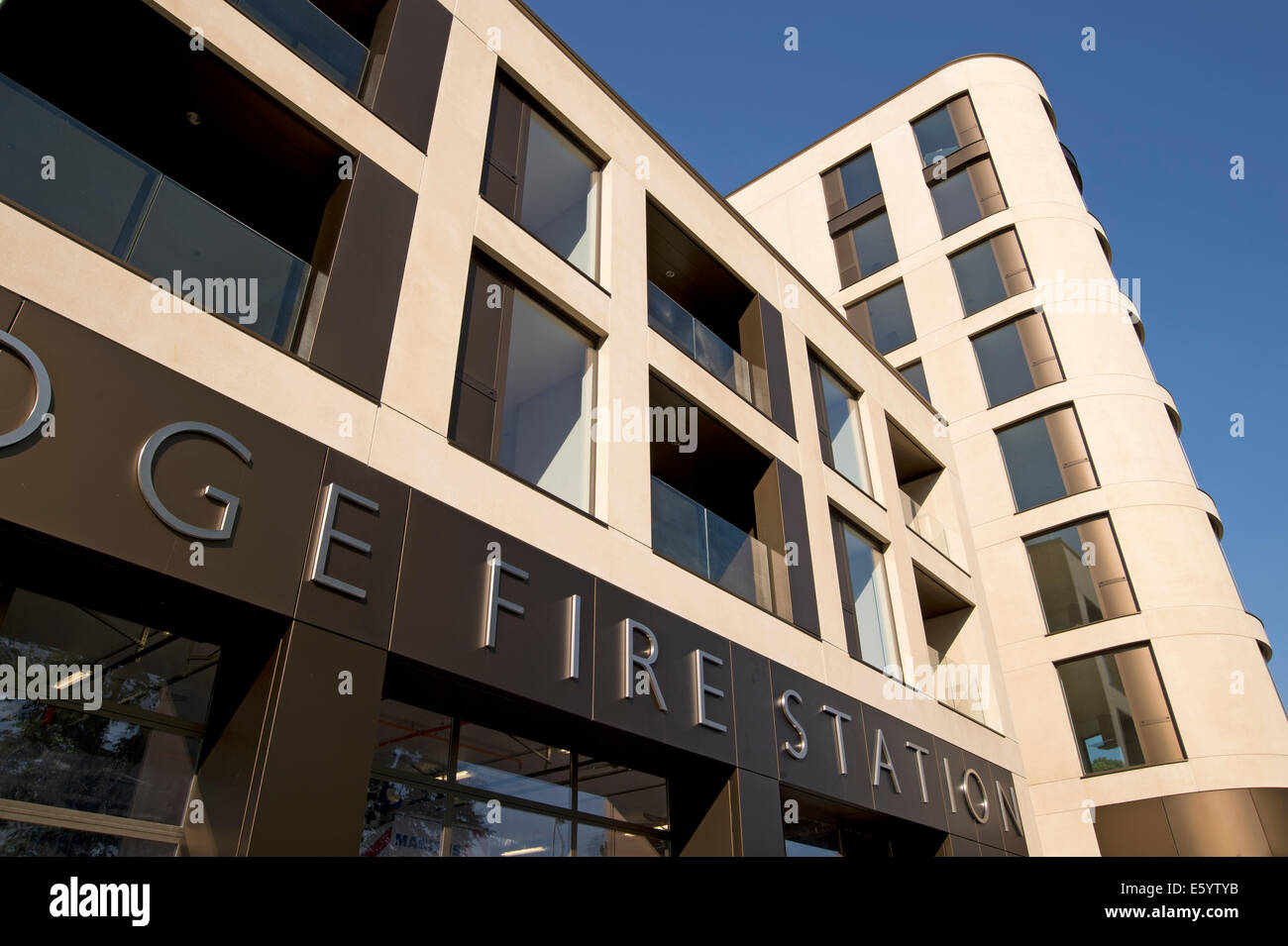 Alloggiamento moderno sviluppo centro città di cambridge la stazione dei vigili del fuoco Foto Stock
