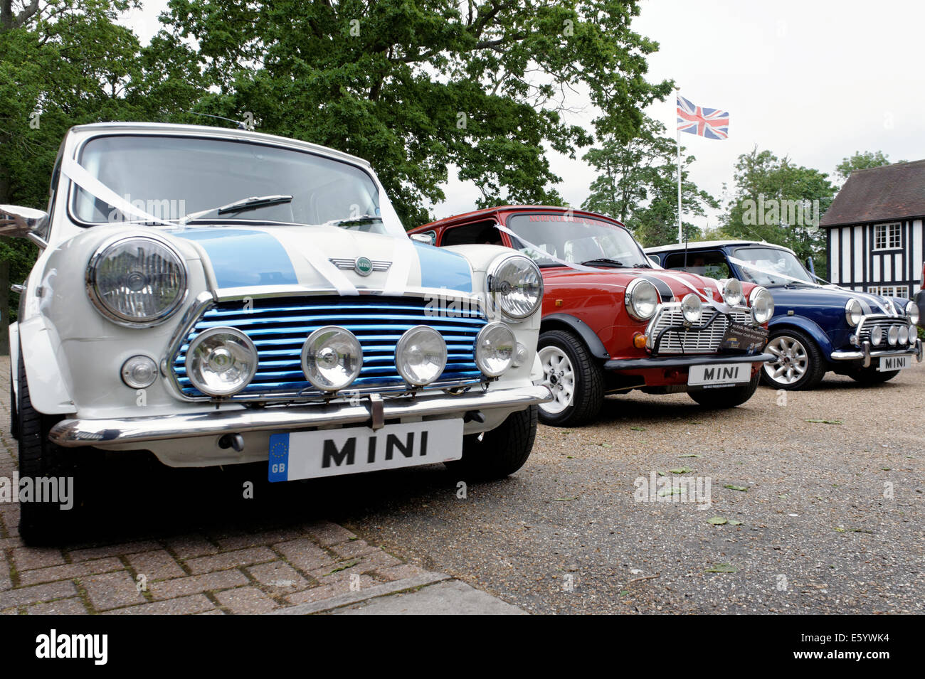 Bianco, rosso e blu classic mini automobili con nastri di nozze sul cofano Foto Stock