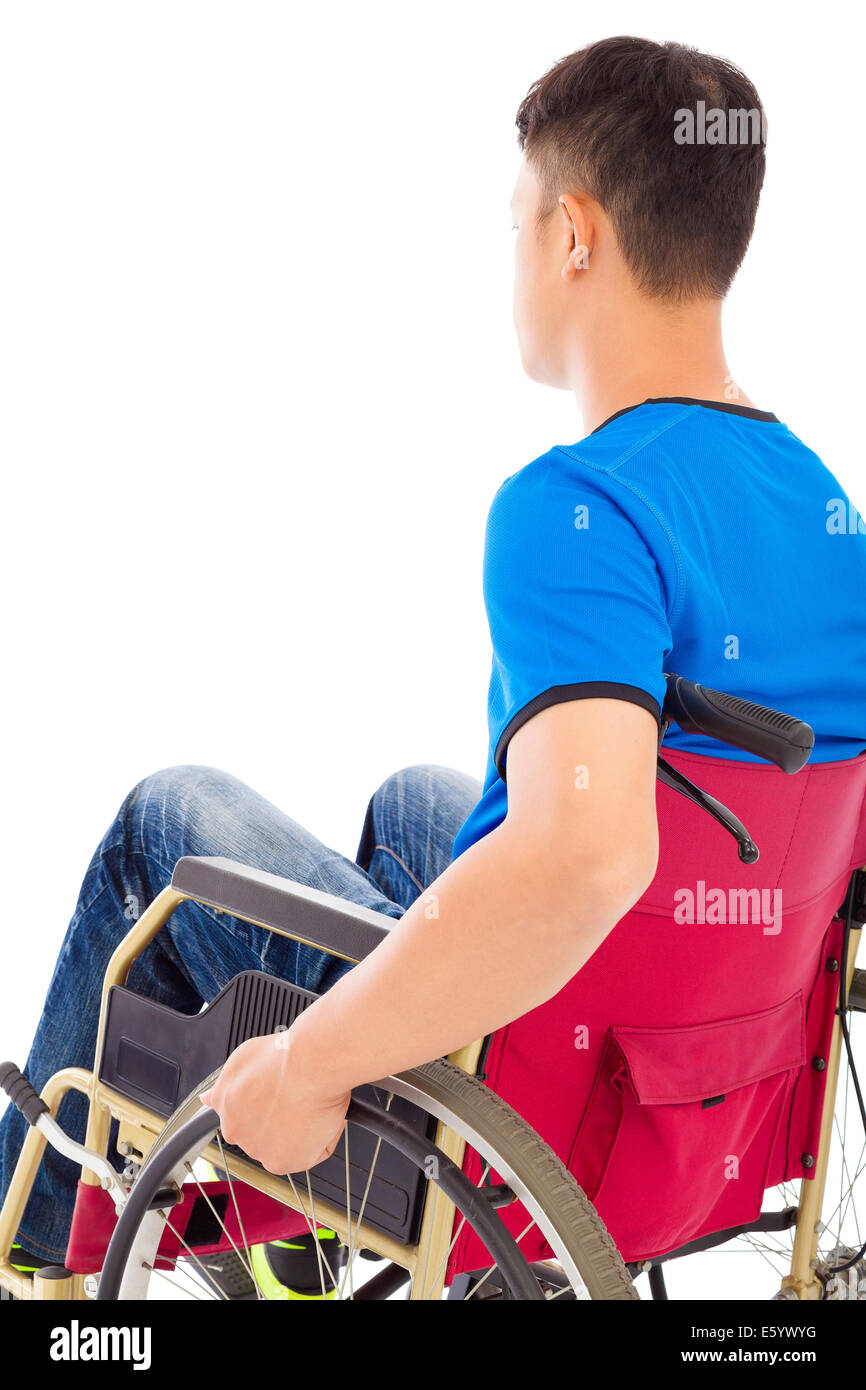 Uomo disabile seduto su una sedia a rotelle e di pensiero Foto Stock