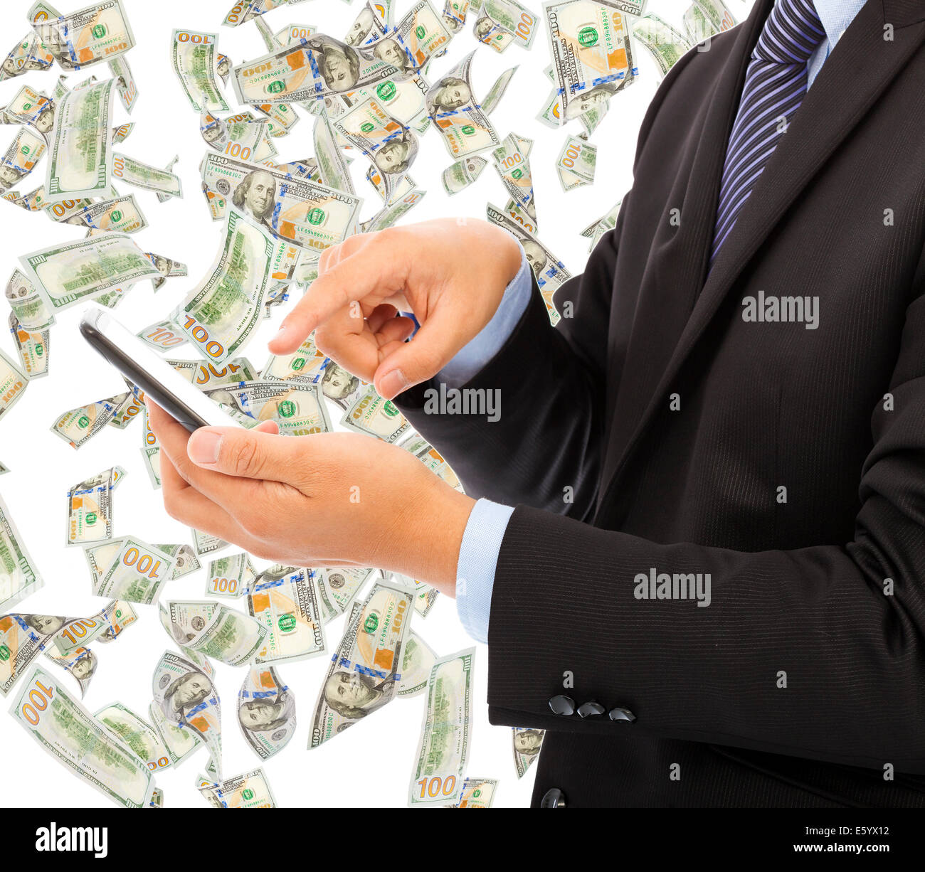 Business man toccando smart phone con pioggia di denaro Foto Stock